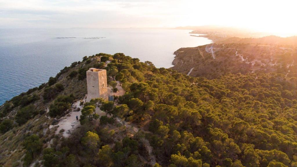 Vista de la zona de búsqueda en el término de la Vila Joiosa este lunes.