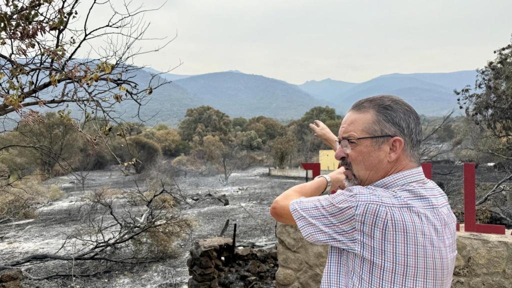 Ángel señala el lugar exacto en el que cayó el rayo. Después, las llamas llegaron hasta Jarilla para continuar en dirección norte.