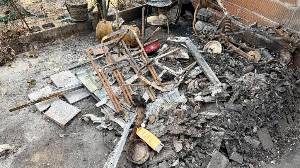 En la entrada de la casa de Ángel aún pueden verse los restos de diferentes cosas calcinadas. Entre ellas, una motocicleta.