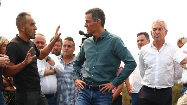 El presidente del Gobierno, Pedro Sánchez, visita las zonas afectadas por los incendios en Villablino (León).