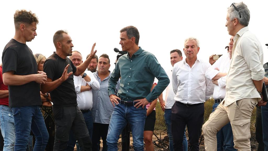 El presidente del Gobierno, Pedro Sánchez, visita las zonas afectadas por los incendios en Villablino (León).