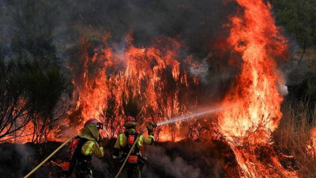 Bomberos trabajan en la extinción de un incendio en Parafita (Galicia)