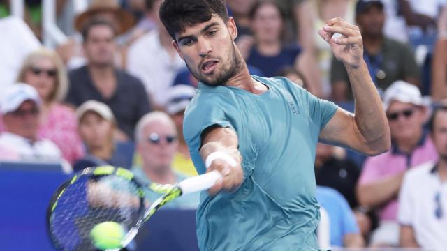Carlos Alcaraz golpea a la pelota en el partido de semifinales ante Zverev.