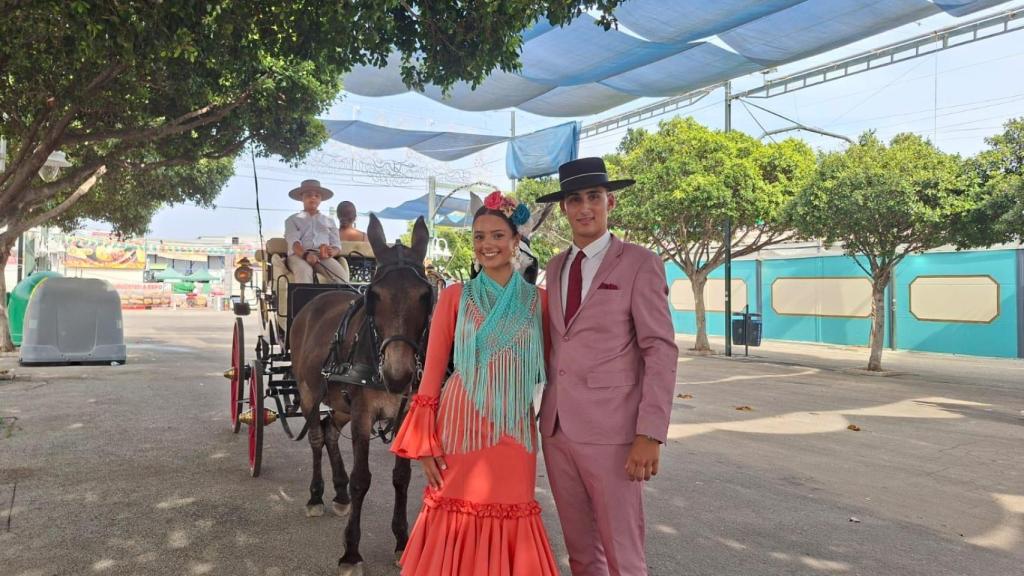 Javier y Ana junto a su caballo en la Feria de Málaga.
