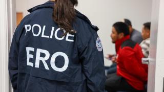 Oficial del ICE en un operativo.