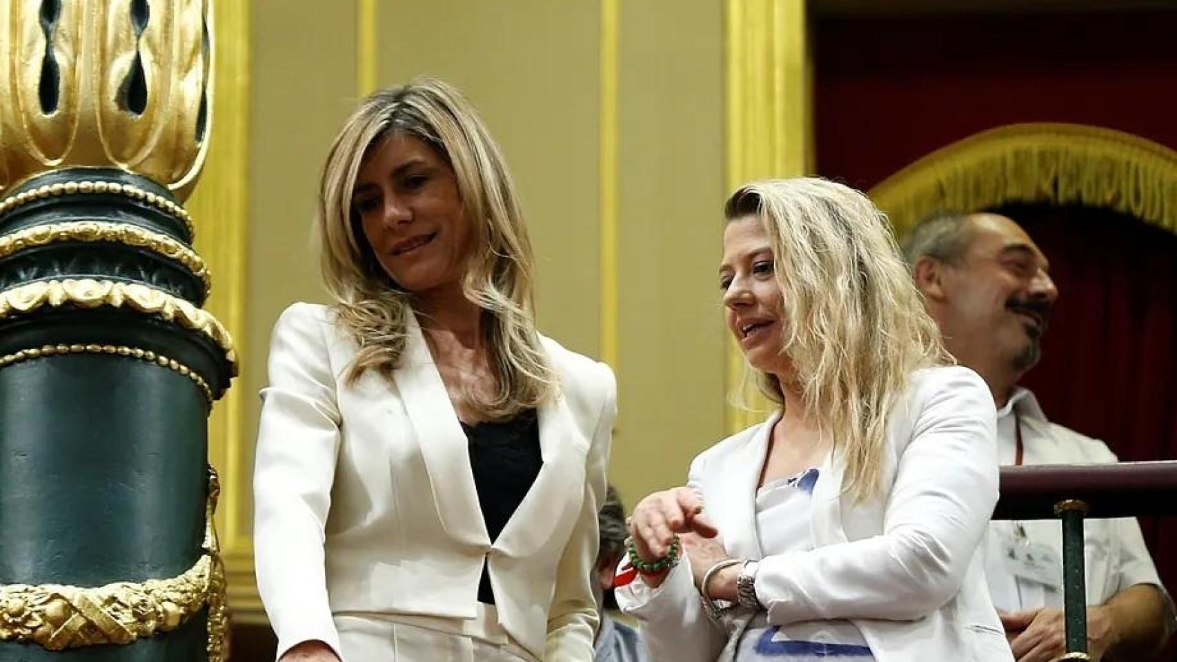 Begoña Gómez y Cristina Álvarez, en el Congreso.
