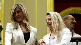Begoña Gómez y Cristina Álvarez, en el Congreso.