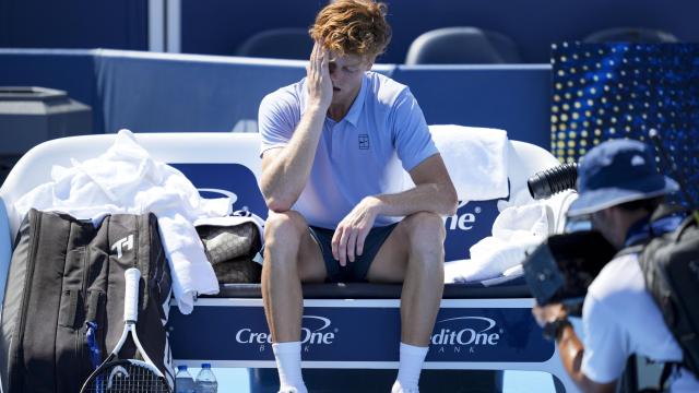 Sinner, cabizbajo tras retirarse en la final del Masters 1.000 de Cincinnati.