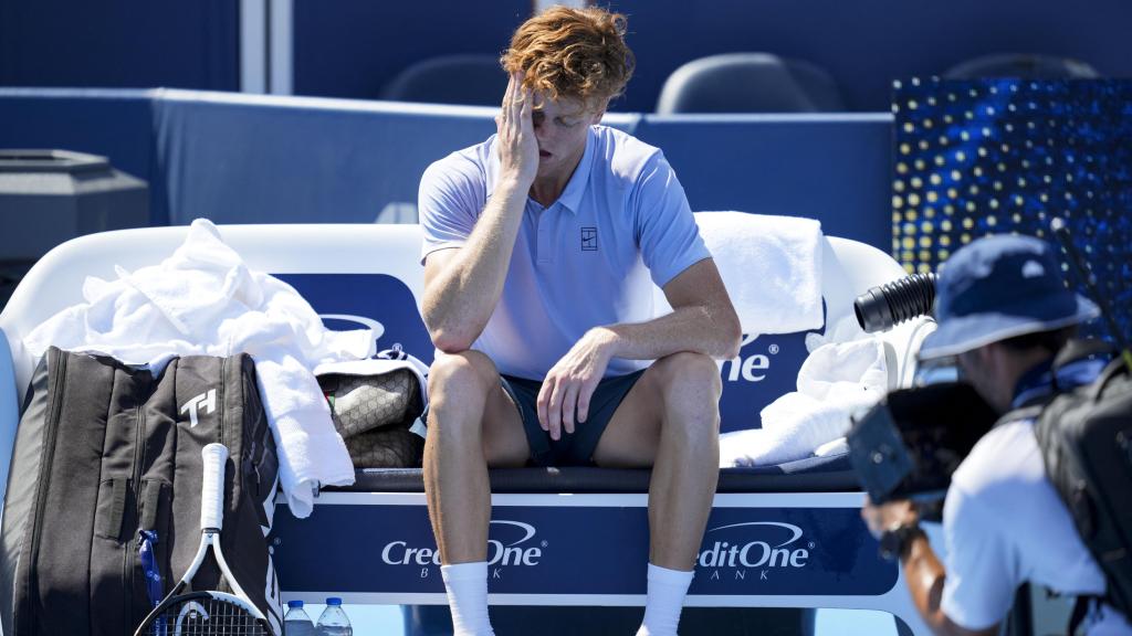Sinner, cabizbajo tras retirarse en la final del Masters 1.000 de Cincinnati.