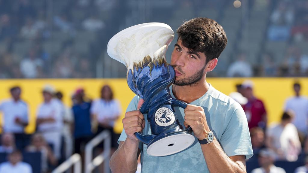 Alcaraz besa el trofeo tras ganar el Masters 1.000 de Cincinnati.