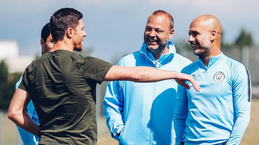 Xabi Alonso dialogando con Pep Guardiola en un entrenamiento del Manchester City en 2018