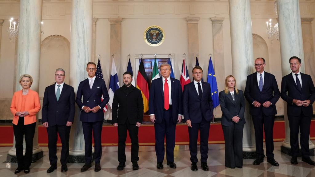Donald Trump, Volodímir Zelenski, Friedrich Merz, Emmanuel Macron, Keir Starmer, Giorgia Meloni, Mark Rutte, Ursula von der Leyen y Alexander Stubb posan en una foto de familia en la Casa Blanca.