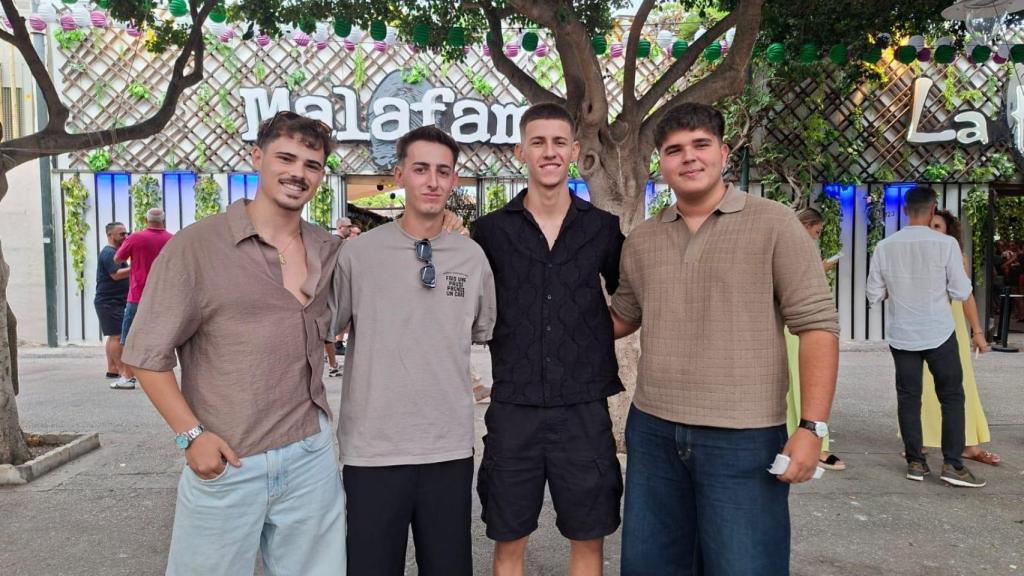 Iván junto a sus amigos en la Feria de Málaga.