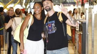 Nia y J Kbello en el aeropuerto.