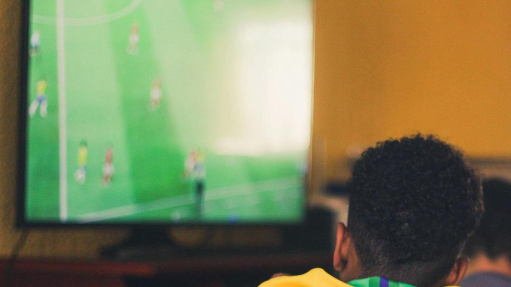 Partido de fútbol en un televisor