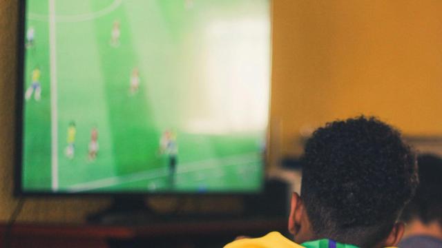 Partido de fútbol en un televisor