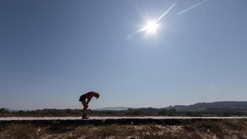 Imagen de archivo que ilustra a una persona mientras sufre altas temperaturas.