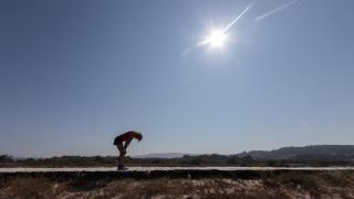 Imagen de archivo que ilustra a una persona mientras sufre altas temperaturas.