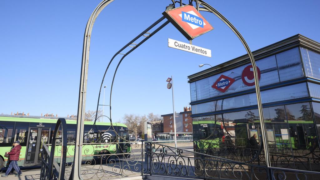 Entrada a la estación de Metro de Cuatro Vientos junto a la A-5, al comienzo de las obras en enero de este año.