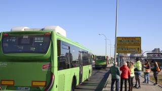 Un cartel anuncia las obras en la A-5 en la parada de Cuatro Vientos al comienzo de los trabajos, en enero.
