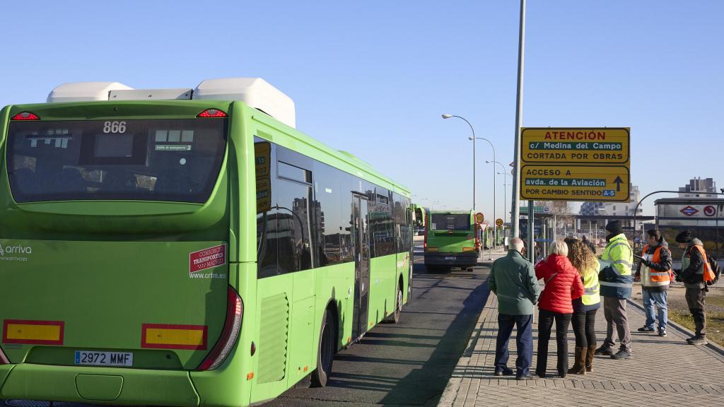 Un cartel anuncia las obras en la A-5 en la parada de Cuatro Vientos al comienzo de los trabajos, en enero.