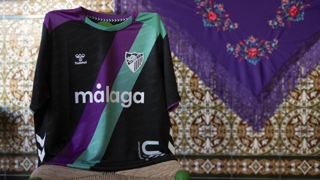 Segunda equipación del Málaga CF para la temporada 25-26.