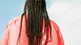 Imagen de una chica con el cabello trenzado.