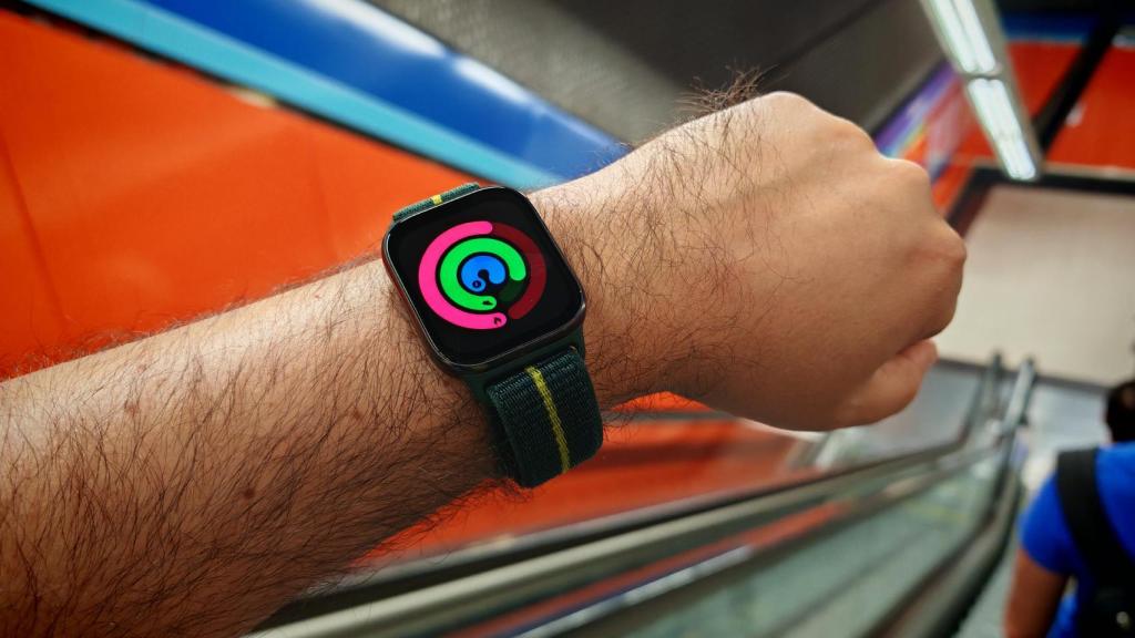 Los indicadores principales de pasos y calorías en el Moto Watch Fit