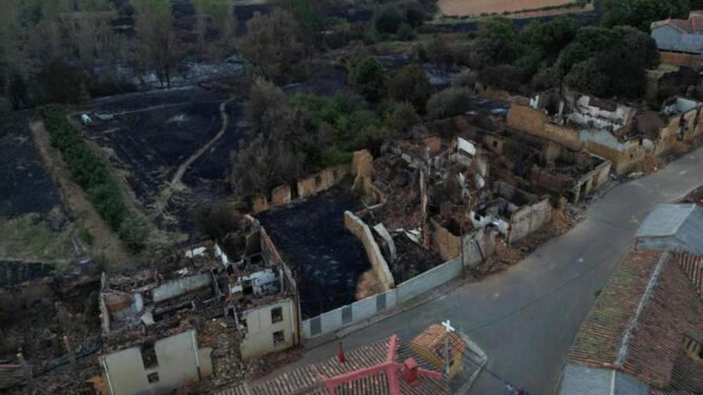 Unas ocho casas se quemaron en Palacios de Jamuz.