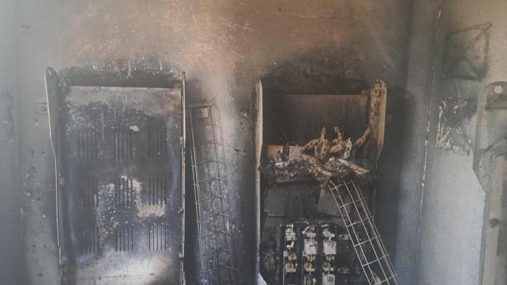 El centro de transformación de Endesa en el Polígono Sur completamente calcinado.