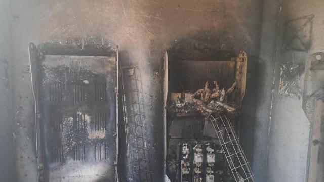 El centro de transformación de Endesa en el Polígono Sur completamente calcinado.