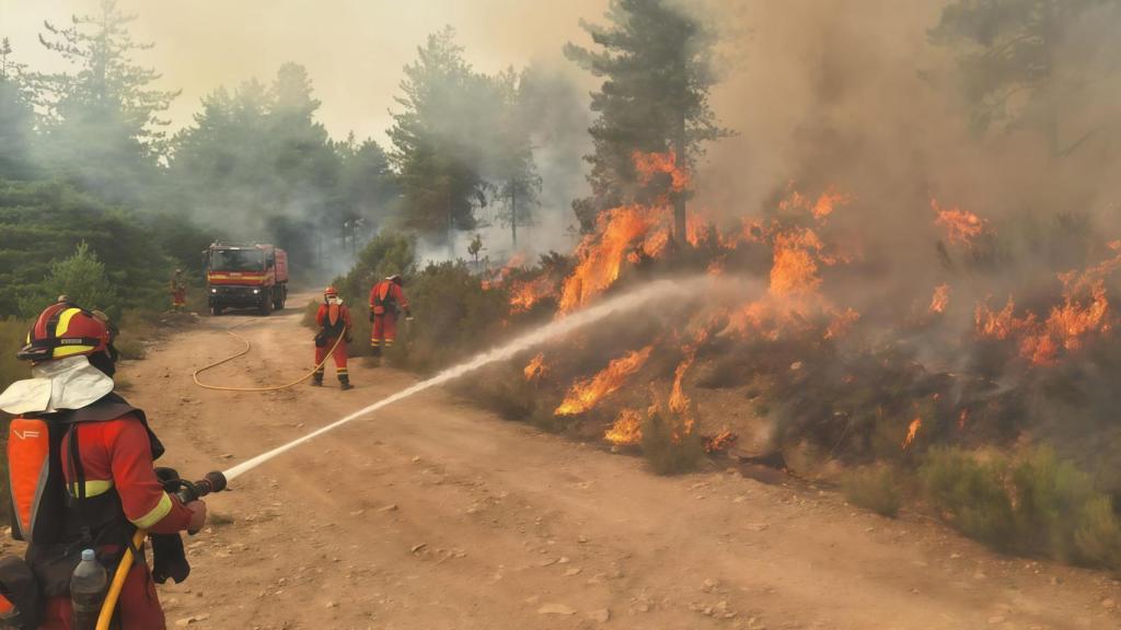 La Unidad Militar de Emergencias desplegada en la vertiente leonesa del incendio de Somiedo en Anllares del Sil.