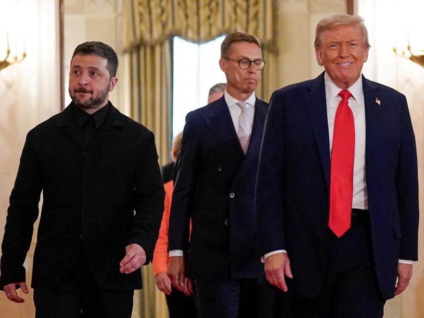 Donald Trump y Volodímir Zelenski caminan durante por la Casa Blanca.