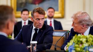 Emmanuel Macron habla con el presidente estadounidense durante la reunión de Washington.