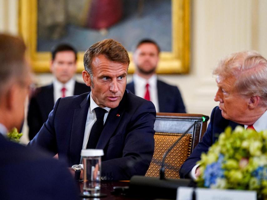 Emmanuel Macron habla con el presidente estadounidense durante la reunión de Washington.