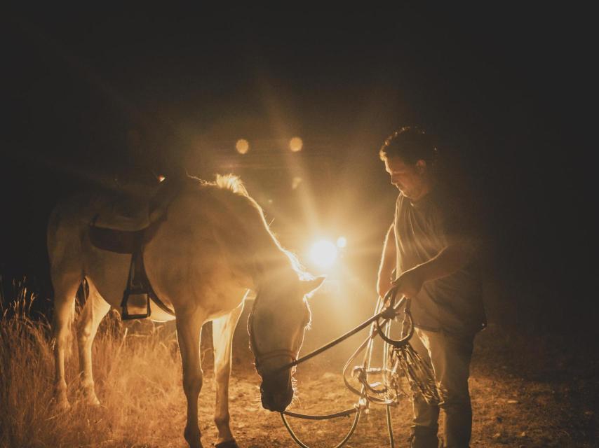 Miguel, pastor de Sanabria, llega a Quintana con su caballo después de 4 horas de bajada de la sierra con las vacas.