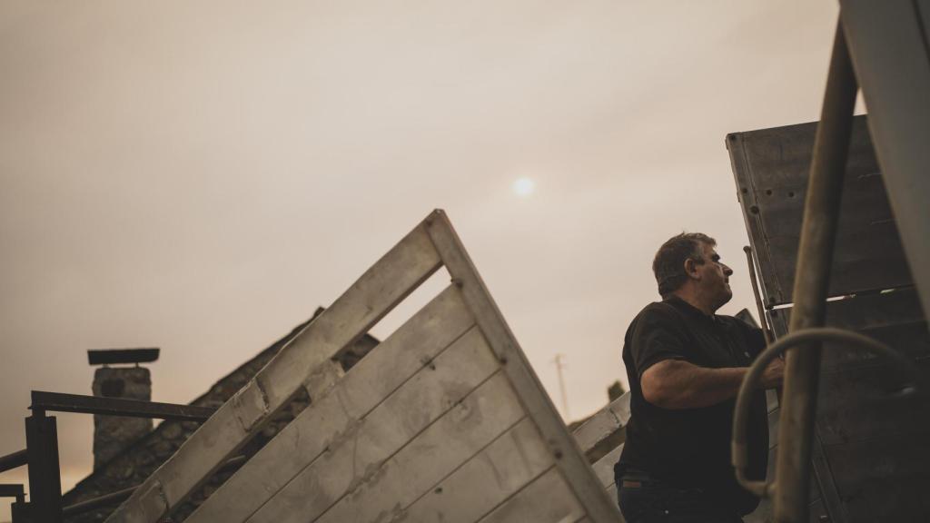 Javier, ganadero de Asturianos prepara el camión para subir parte de su ganado.