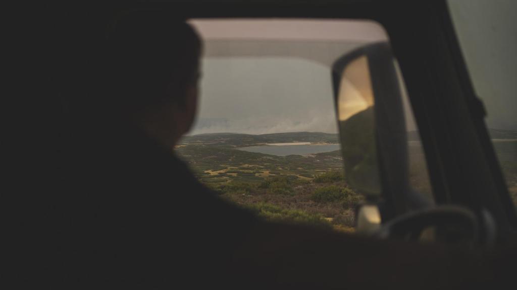Javier mira con impotencia el fuego a lo lejos acercándose a su parte de sierra.