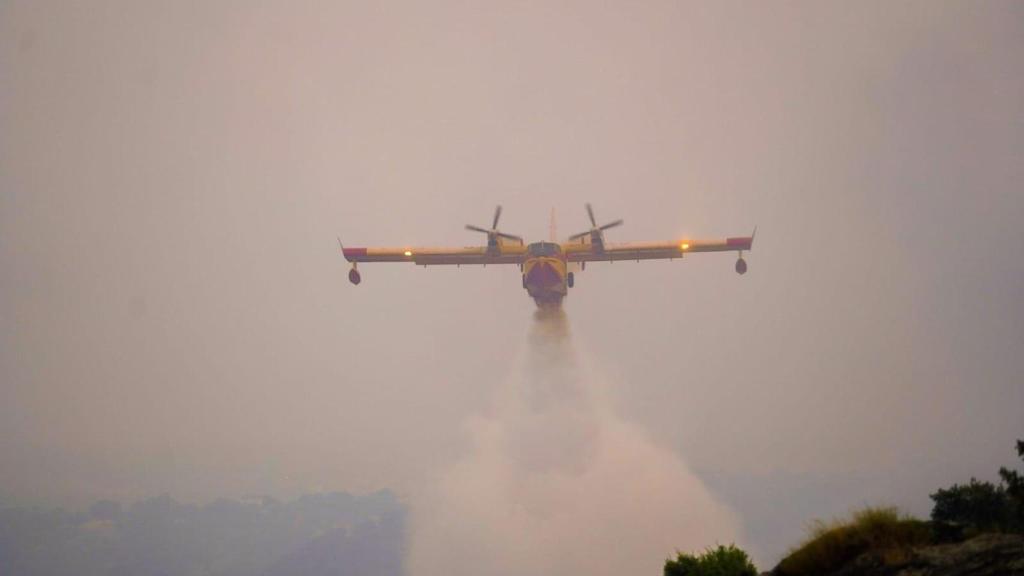 Uno de los medios aéreos luchando contra el fuego en Colmenar.