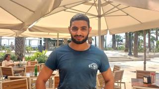 Imán, camarero en El Mos Dynamic Pizza Bar.