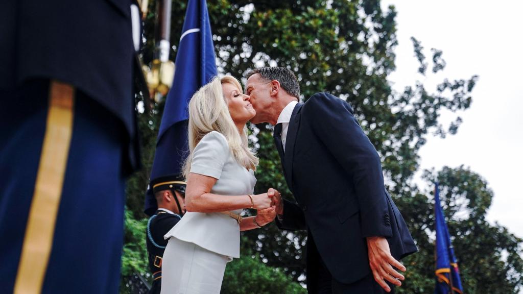 Mark Rutte, secretario general de la OTAN, recibido por la jefa de Protocolo estadounidense, Monica Crowley, en la Casa Blanca.