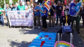 Concentración a las puertas de la Comisaría de Vigo para denunciar las temperaturas extremas en las instalaciones por falta de climatización