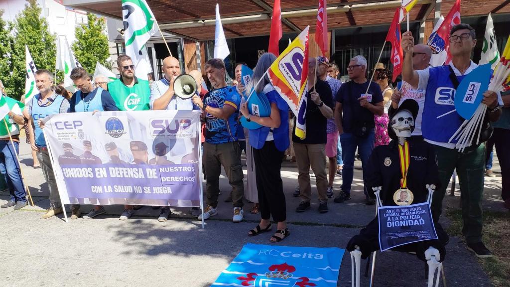 Concentración a las puertas de la Comisaría de Vigo para denunciar las temperaturas extremas en las instalaciones por falta de climatización