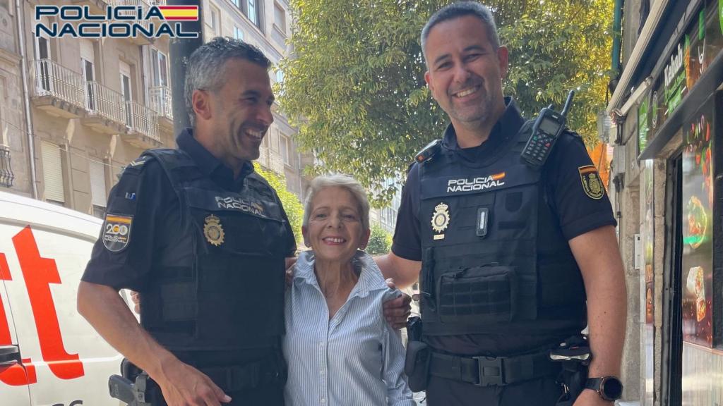 Agentes de la Policía Nacional que salvaron la vida a una mujer en la calle Venezuela de Vigo