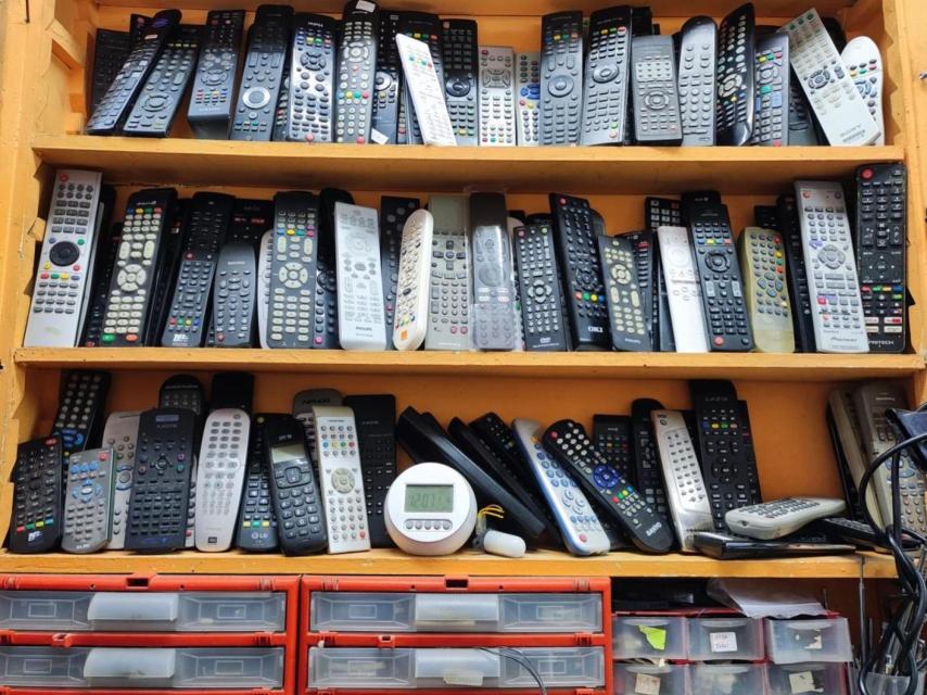 Mandos a distancia en el interior de Electrónica Martí.