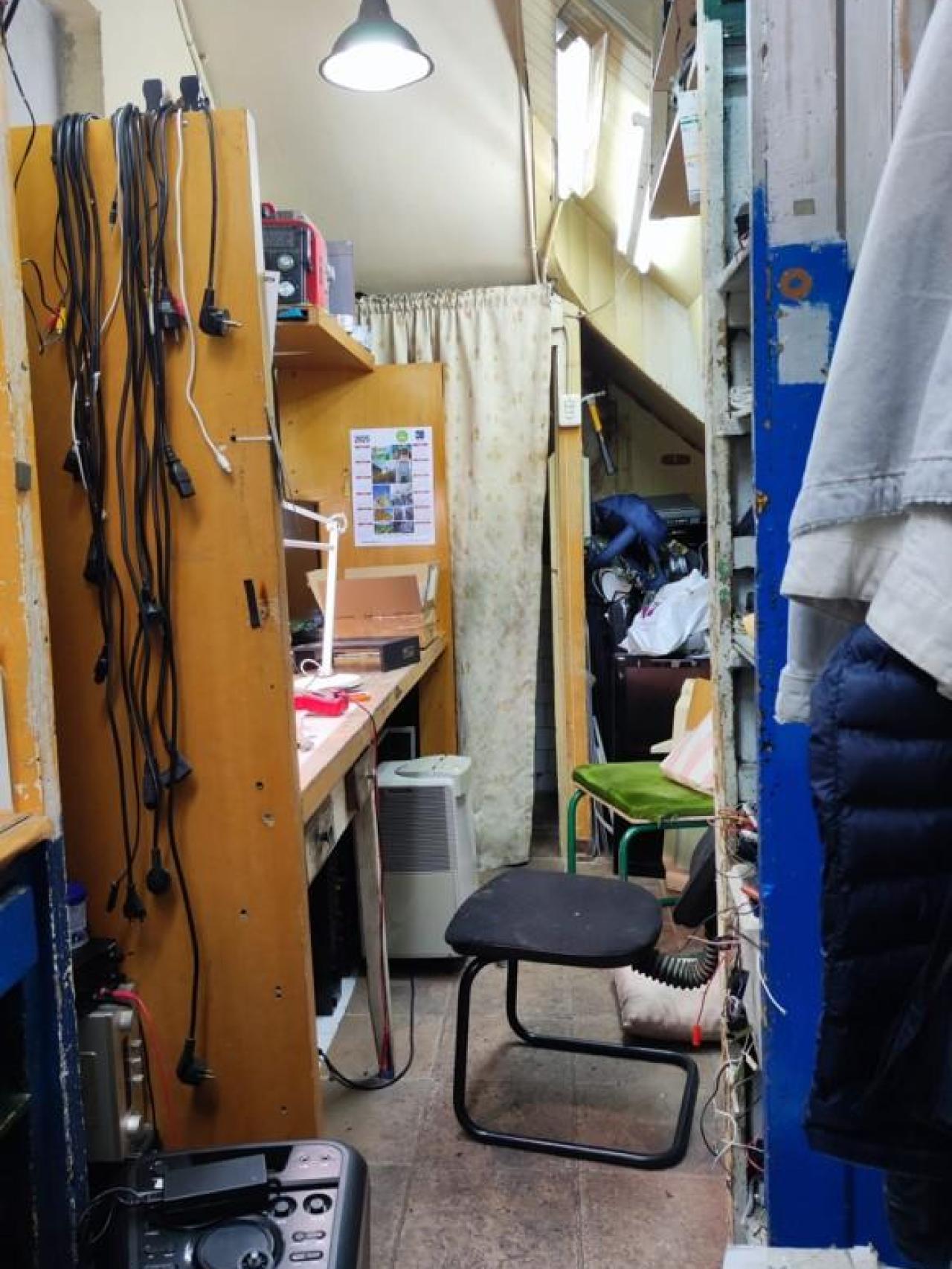 Estrecho interior del bajo que ocupa Electrónica Martí.