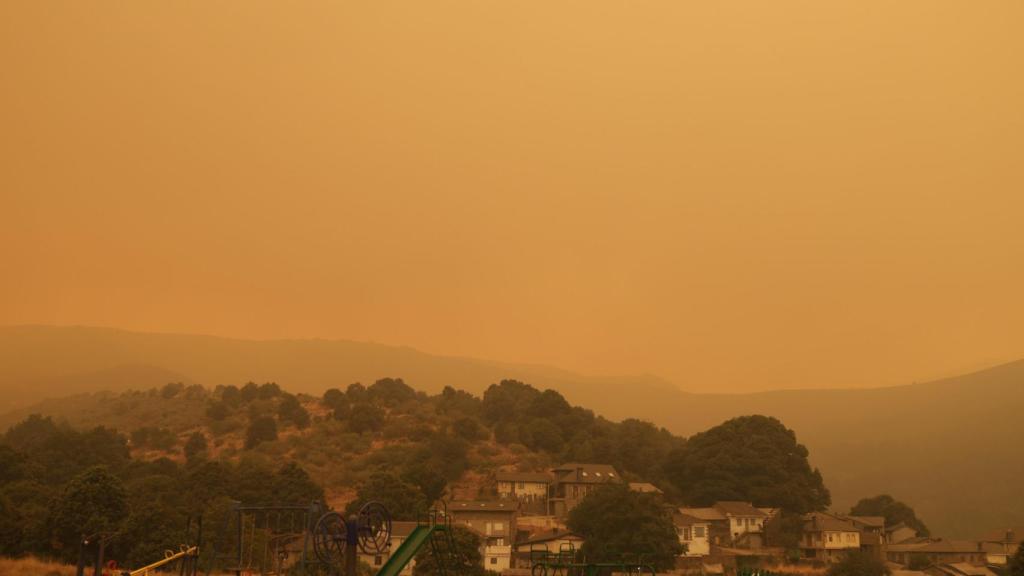San Ciprián de Sanabria envuelta por el humo