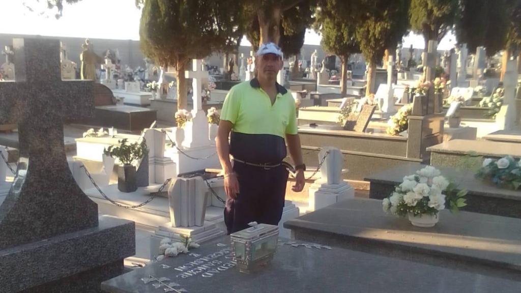 El enterrador del Ayuntamiento de Daimiel (Ciudad Real), Jesús Sánchez.