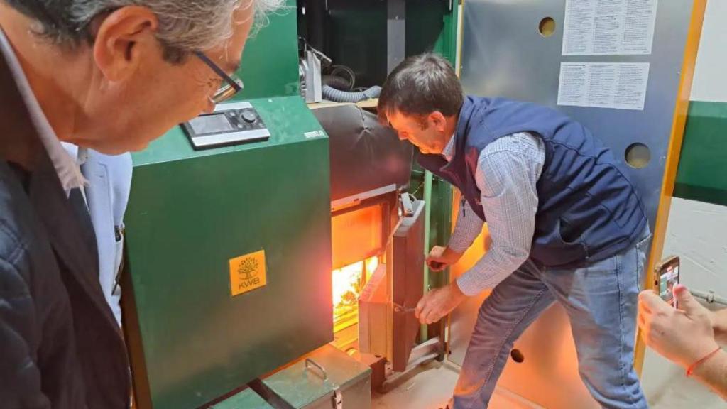 Francisco Salado, presidente de la Diputación provincial, junto a una caldera de biomasa.