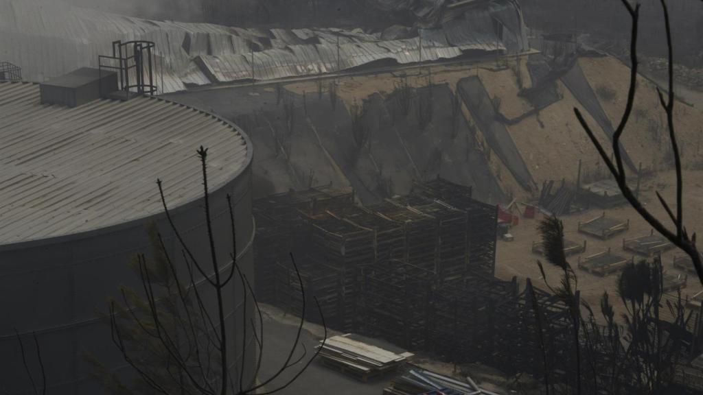 Vista de la Empresa Autoneum quemada por el fuego, en el polígono industrial de A Rúa, a 16 de agosto de 2025, en A Rúa, Ourense, Galicia (España)